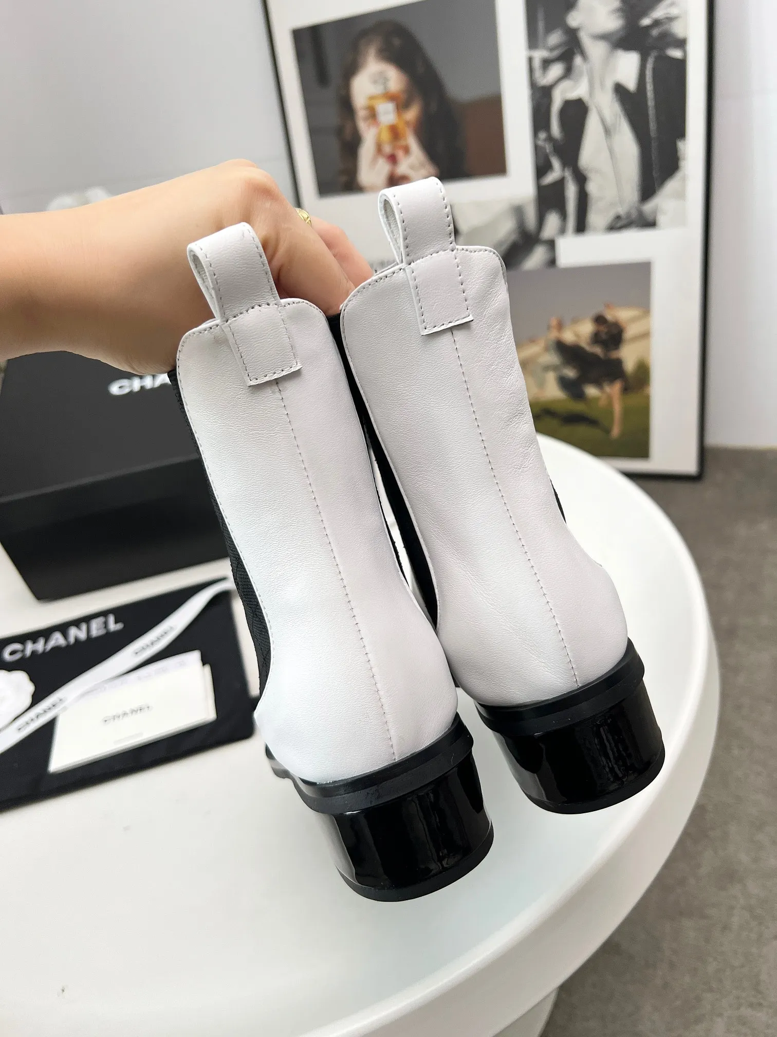 👟👟Ex-factory price 580👟👟 2025CHANEL These Chanel boots are amazing✨ Classic color matching, with a sense of high-end, the details of the toe are exquisite, and the fashion is instantly full when you put them on~ The different colors are easy to spot, and you can wear them with skirts and trousers to create a unique grandma style. Whose fashion DNA has touched it, I won’t tell you👀 Own it and you will want to carry the wind with you when you walk. These are fashionable and essential boots 👢 Fabric: cowhide Lining: sheepskin Color: black white apricot Heel height: about 4cm Tube height: 6 inches Size: 5-40 (41 customized)